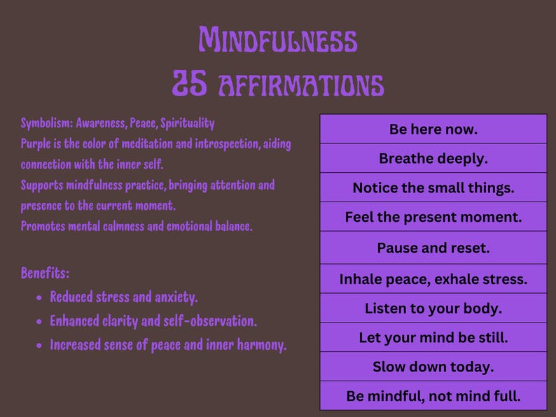 K&ouml;nnte beinhalten: Braune Grafik mit den Worten "MINDFULNESS" und "25 AFFIRMATIONS" in Lila. Das Bild listet Affirmationen und Vorteile von Achtsamkeit auf, wie z. B. die Reduzierung von Stress und Angst. Die Farbe Lila wird im gesamten Bild verwendet.