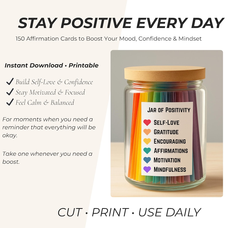 K&ouml;nnte beinhalten: Ein Glas mit Holzdeckel, gef&uuml;llt mit farbenfrohen Affirmationskarten. Das Glas ist mit "Jar of Positivity" beschriftet und enth&auml;lt Karten mit W&ouml;rtern wie "Selbstliebe" und "Dankbarkeit". Der Text oben lautet "Bleiben Sie jeden Tag positiv."