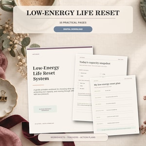Könnte beinhalten: Ein druckbares Arbeitsbuch mit 35 Seiten mit dem Titel Low-Energy Life Reset System, das Arbeitsblätter, Tracker und Aktionspläne enthält. Die Seiten umfassen Abschnitte für Today's capacity snapshot und My low-energy reset plan mit Zeilen.