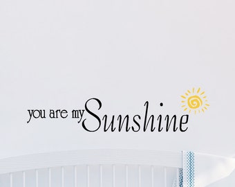 Peut inclure: Mur blanc avec du texte noir qui dit "You are my Sunshine" avec un graphique de soleil jaune.