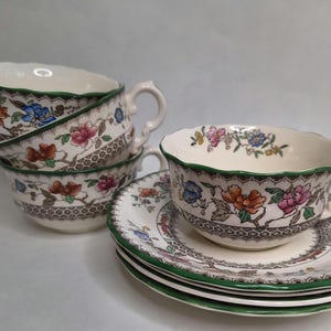 Op de afbeelding: Een rustiek houten bord met de tekst "Welcome to our porch" in witte letters. Het bord heeft een verweerde afwerking en een eenvoudig, uitnodigend ontwerp, ideaal voor buitendecoratie.