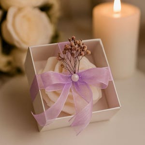 Bomboniera per matrimonio con candela di loto – Elegante scatola regalo bianca per addio al nubilato con fiori secchi e nastro, regalo unico per gli invitati al matrimonio