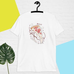Cute Pizza Slice Cat Shirt – Kawaii Food Tee with Melting Cheese – Funny Japanese Aesthetic T-Shirt – おいしいい Pizza Lover Gift