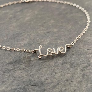 Fotlänk i sterlingsilver med "Love"-motiv: Litet, fint fotlänksarmband med ord