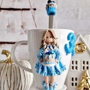 Polymerlera mugg och sked set, anpassad lerfigur mugg, tekopp set, födelsedagspresent till henne, julklapp, kawaii mugg, juldockor bild 8