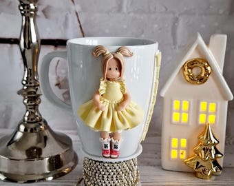 Taza de arcilla polimérica con muñeca con vestido amarillo, taza de arcilla para niña, regalo personalizado para ella, linda taza de café, taza personalizada única, regalo para niña