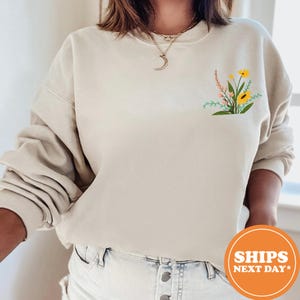 Wildflower Pocket Hoodie / Floral Garden Sweatshirt / Cute Flower Pocket Pullover / Nature Lover Gift / Cozy Floral Hoodie for Women