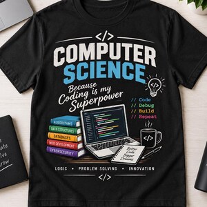 Może przedstawiać: Czarny t-shirt z napisem COMPUTER SCIENCE Because Coding is my Superpower. Grafika przedstawia laptopa, stos książek z etykietami Algorithms, Data Structures, Databases, Web Development, Cybersecurity, kubek do kawy oraz notatnik.