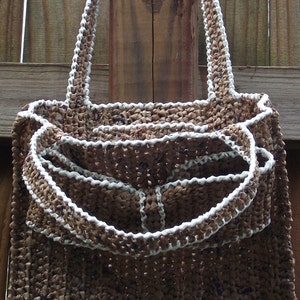 Crochet Pattern .....Everyday Plarn Handbag with decorative bow ... use as a book bag, diaper bag, lunch bag, craft bag...... image 2