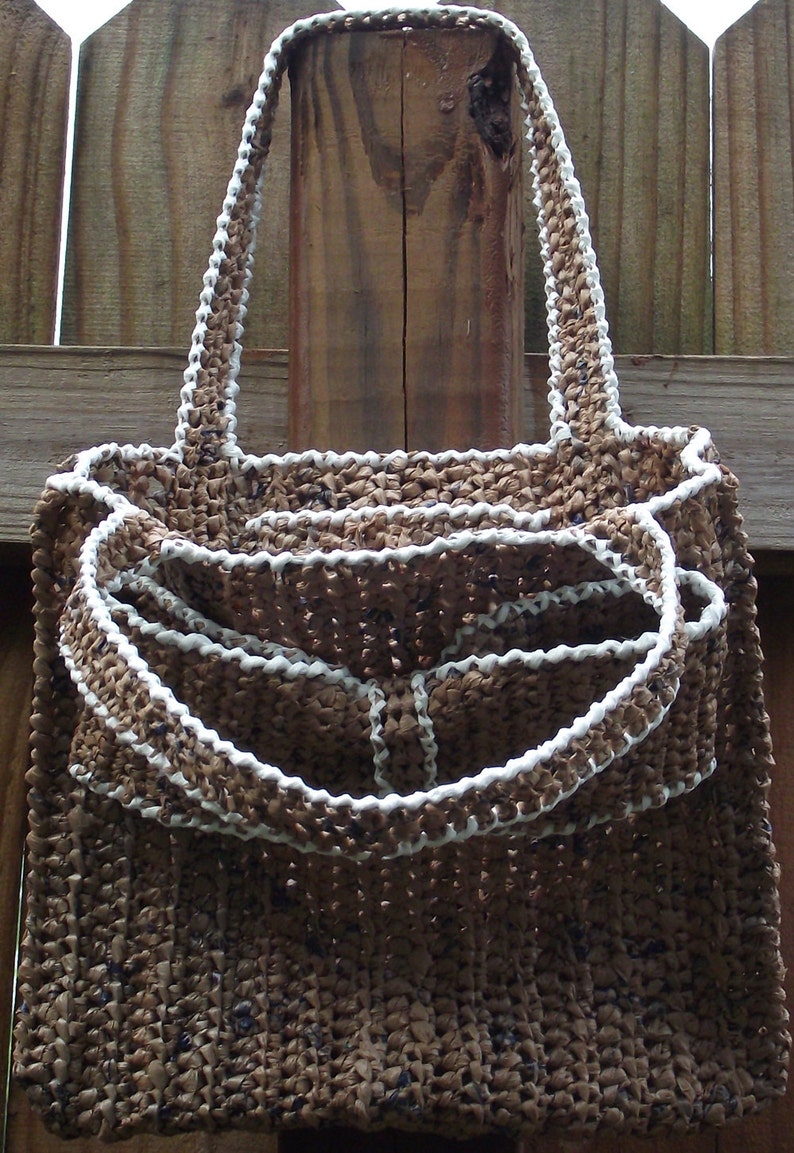 Crochet Pattern .....Everyday Plarn Handbag with decorative bow ... use as a book bag, diaper bag, lunch bag, craft bag...... image 2