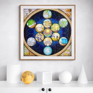 Puede incluir: Una obra de arte enmarcada con un diseño circular, con doce círculos más pequeños, cada uno con una ilustración única. La obra de arte está sobre un fondo azul oscuro con un borde dorado. El marco es de color marrón claro. La obra de arte se exhibe en una estantería blanca.