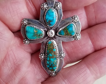 Colgante de cruz de plata turquesa hecho a mano con múltiples piedras naturales Kingman turquesa