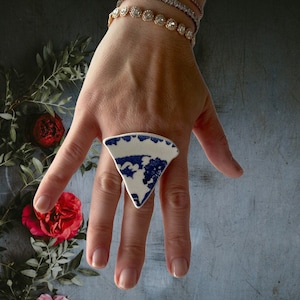 Joyería reciclada, joyería de porcelana rota, anillo de porcelana, cerámica de playa, anillo vintage, anillo reciclado, anillo azul de anillo de cerámica de joyería antigua