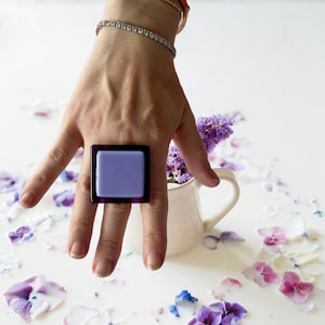 Anillo púrpura, joyería inspiradora, anillo grande, idea de regalo para ella, joyería para mujer, bloqueo de color, anillo grande, anillo de vidrio fundido, hecho a mano