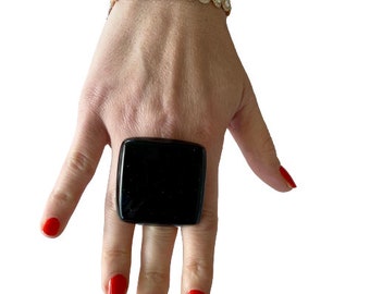 Svart ring, statementring, ring i smält glas - statementsmycken, sommarmode, handgjord ring, modesmycken, present till henne, smält glas