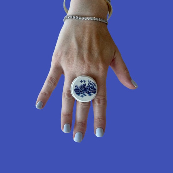 Bague en porcelaine, bijoux en porcelaine cassés, bague vintage, bijoux vintage antiques, bague en céramique, grosse bague, bague audacieuse, bague bleue, Studioleanne