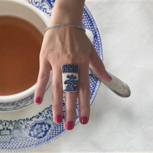 Bague recyclée, bijoux en porcelaine cassés, bague en porcelaine, bague vintage, bague recyclée, bijoux vintage antiques, bague en céramique, grande bague, bague bleue