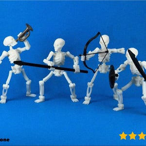 Puede incluir: Cuatro figuras de esqueletos blancos sobre un fondo azul. Un esqueleto sostiene una trompeta, otro una lanza, un tercero un arco y flechas, y el último una espada y un escudo. La imagen tiene un tema de Halloween juguetón.