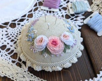 "Handgefertigtes Nadelkissen ""Rosen im Kranz"" - besticktes Blumen-Nähkissen, Geschenk für Näherin, Weihnachtsgeschenkidee"