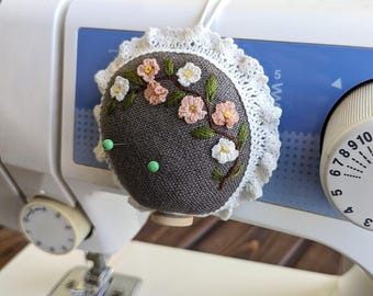 Handgemaakt speldenkussen, naaimachinekussen, rond handgemaakt speldenkussen, speldaccessoire, cadeau voor haar, naai-organisator, vintage stijl