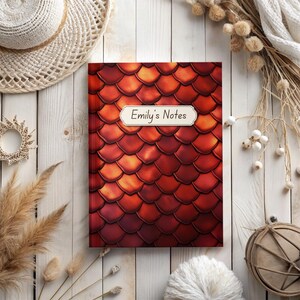 Cuaderno personalizado con escamas de dragón / Cuaderno espiral / Diario de líneas rayadas / Diario de fantasía con dragones / Regalo para amantes de los libros / Dragón mágico personalizado