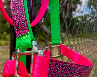 Cabresto para cavalo com estampa de oncinha, em náilon rosa e verde com sobreposição, bordado personalizado.