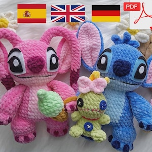 Op de afbeelding: Handgemaakte gehaakte pluche speelgoed van stripfiguren. De afbeelding toont een roze konijnachtige figuur met een groene ijsje, een blauwe buitenaardse figuur met een roze ijsje en een kleine groene figuur met een strik. De speelgoedjes hebben grote ogen.