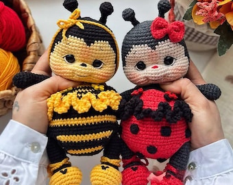Peut inclure: Deux poupées au crochet faites à la main : une abeille jaune et noire et une coccinelle rouge et noire. L'abeille a un nœud jaune et la coccinelle a un nœud rouge. Les deux ont des yeux noirs et des antennes. Les poupées sont douces et moelleuses.