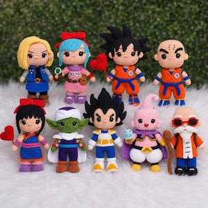 Peut inclure: Une collection de dix poupées au crochet représentant divers personnages d'anime. Les figurines présentent un travail de fil détaillé, incluant des coiffures distinctes, des tenues colorées et des accessoires comme des ballons en forme de cœur.