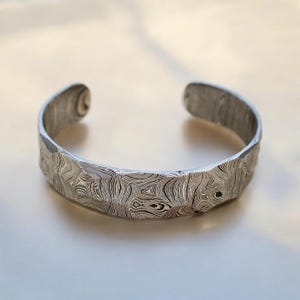 Damascus gehamerde armband handgemaakt met precisie, gehamerde damast stalen manchetarmband, metalen pols handgesmeed kerstcadeau voor hem