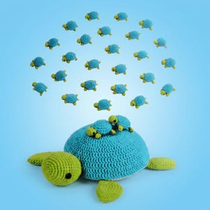 Op de afbeelding: Een grote gehaakte schildpad met een felblauw schild en lichtgroene kop en flippers. Twee kleinere gehaakte schildpadden rusten op de rug, terwijl vierentwintig piepkleine gehaakte schildpadjes in een cirkelvormig patroon erboven zweven.