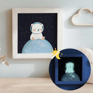 Póster de oso con estampado de astronauta para guardería, arte de pared que brilla en la oscuridad para niños, decoración con temática cósmica de animales lindos para dormitorios de niños pequeños