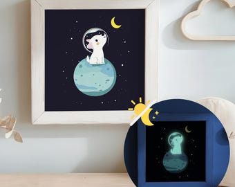 Può includere: Un'immagine incorniciata bianca con uno sfondo nero e un cane di cartone animato bianco che indossa un casco spaziale seduto su un pianeta blu. Il cane sta guardando una luna crescente. L'immagine è accanto a un'immagine incorniciata blu con uno sfondo nero e un cane di cartone animato bianco luminoso che indossa un casco spaziale seduto su un pianeta blu. Il cane sta guardando una luna crescente.