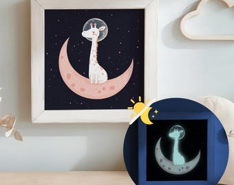 Puede incluir: Una jirafa blanca con un casco de astronauta se sienta en una luna creciente rosa contra un cielo estrellado azul oscuro. La imagen está enmarcada en blanco y tiene un efecto que brilla en la oscuridad.