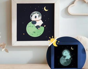 Può includere: Un panda bianco e nero con un casco spaziale è seduto su un pianeta verde in uno spazio blu scuro con stelle. Il panda guarda a destra. C'è una luna crescente nell'angolo in alto a destra dell'immagine.