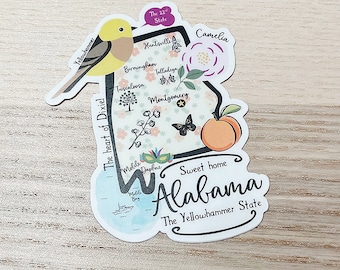 Puede incluir: Una pegatina con la forma del estado de Alabama, con un pájaro amarillo, un melocotón y elementos florales. La pegatina incluye el texto "Sweet Home Alabama" y "The Yellowhammer State."