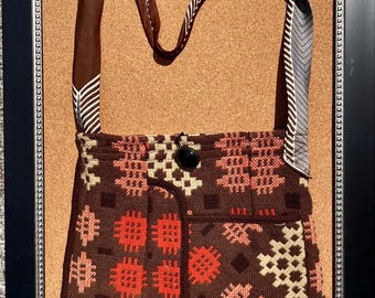 Ręcznie szyta torba na ramię w stylu boho z wełny i jedwabiu, z wieloma wzorami i kieszeniami