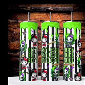 Op de afbeelding: Drie roestvrijstalen bekers met een zwart-wit gestreept patroon. Elke beker heeft een groene, druipende bovenkant en een cartoonkarakterontwerp met de woorden "Beetlejuice" en "Hello Kitty".