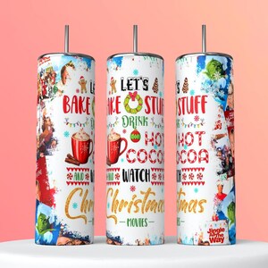 Könnte beinhalten: Drei weiße Weihnachts-Tumbler mit einem rot-grünen Farbschema. Die Tumbler zeigen verschiedene Bilder, darunter einen Lebkuchenmann, einen Weihnachtsbaum und einen Schneemann. Der Text auf den Tumblern lautet "Let's Bake Stuff, Drink Hot Cocoa and Watch Christmas Movies".