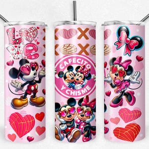 K&ouml;nnte beinhalten: Drei rosafarbene Edelstahlbecher mit verschiedenen Designs. Der erste Becher zeigt Mickey und Minnie Mouse in einer romantischen Pose mit Herzen und dem Text "Love". Der zweite Becher zeigt Mickey und Minnie Mouse mit dem Text "Cafecito y Chisme". Der dritte Becher zeigt Minnie Mouse mit einer roten Schleife und Herzen.