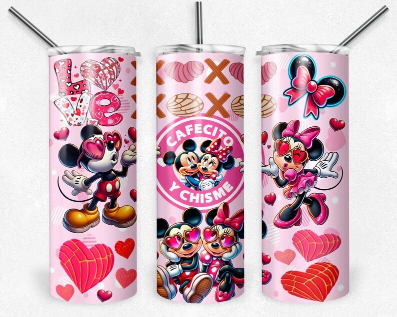 K&ouml;nnte beinhalten: Drei rosafarbene Edelstahlbecher mit verschiedenen Designs. Der erste Becher zeigt Mickey und Minnie Mouse in einer romantischen Pose mit Herzen und dem Text "Love". Der zweite Becher zeigt Mickey und Minnie Mouse mit dem Text "Cafecito y Chisme". Der dritte Becher zeigt Minnie Mouse mit einer roten Schleife und Herzen.