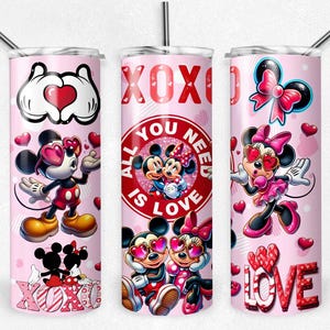 K&ouml;nnte beinhalten: Drei rosafarbene und rote Edelstahlbecher mit Valentinstag-Motiv mit Mickey Mouse und Minnie Mouse Designs. Die Becher zeigen Herzen, Schleifen und den Text "XOXO", "All You Need Is Love" und "Love".