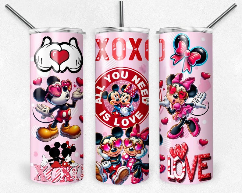 K&ouml;nnte beinhalten: Drei rosafarbene und rote Edelstahlbecher mit Valentinstag-Motiv mit Mickey Mouse und Minnie Mouse Designs. Die Becher zeigen Herzen, Schleifen und den Text "XOXO", "All You Need Is Love" und "Love".
