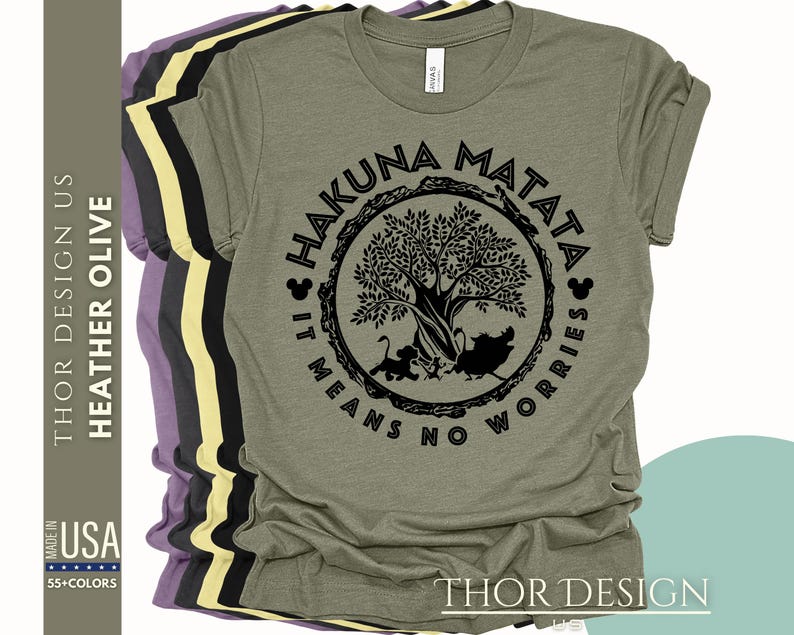 Puede incluir: Una camiseta verde con un gr&aacute;fico negro de un &aacute;rbol y el texto "Hakuna Matata It Means No Worries" en un c&iacute;rculo alrededor del &aacute;rbol.