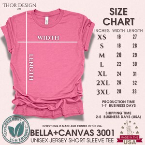 Pode incluir: Camiseta unisex de manga curta rosa com uma tabela de tamanhos que mostra as medidas de largura e comprimento em polegadas. A tabela mostra os tamanhos XS a 3XL. A camiseta &eacute; feita pela Bella + Canvas 3001 e &eacute; feita nos Estados Unidos.