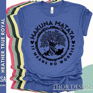 Puede incluir: Una camiseta azul con un gr&aacute;fico negro de un &aacute;rbol y el texto "Hakuna Matata It Means No Worries".