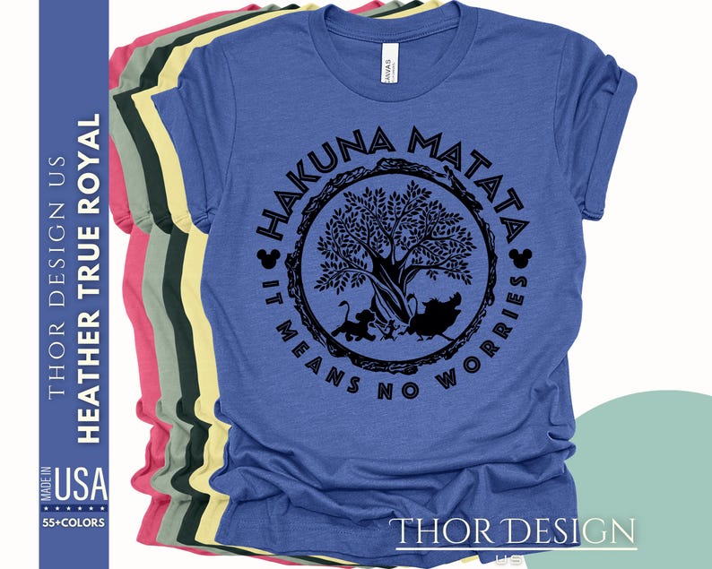 Puede incluir: Una camiseta azul con un gr&aacute;fico negro de un &aacute;rbol y el texto "Hakuna Matata It Means No Worries".