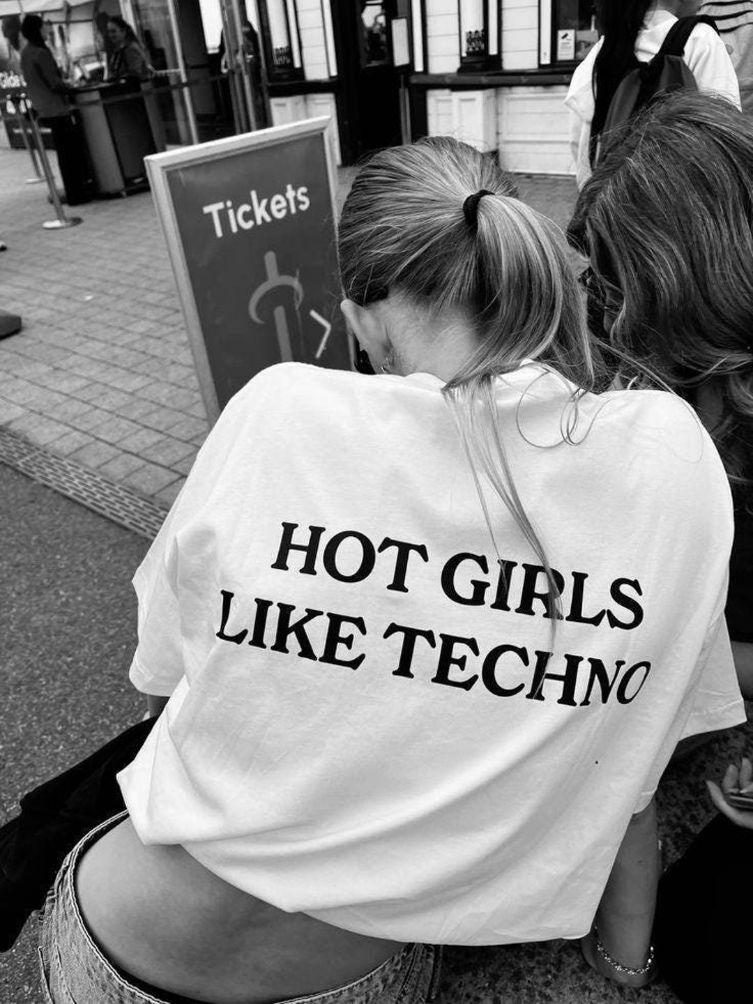 Hot Girls Like Techno Shirt - Oversized Cotton T-shirt for Raves