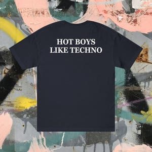 Puede incluir: Una camiseta azul marino con texto blanco que dice "HOT BOYS LIKE TECHNO".