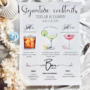 Può includere: Un menu bar per matrimoni con cocktail speciali. Il menu include illustrazioni di un Old Fashioned, un Margarita Classico e un Lemon Drop Martini. Elenca anche birra, bevande analcoliche e opzioni di vino.